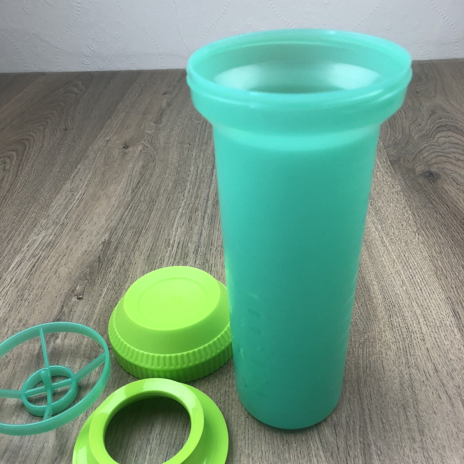 Tupperware 750ml Shaker Large Green EUC 4 Piece Milkshake Etc
