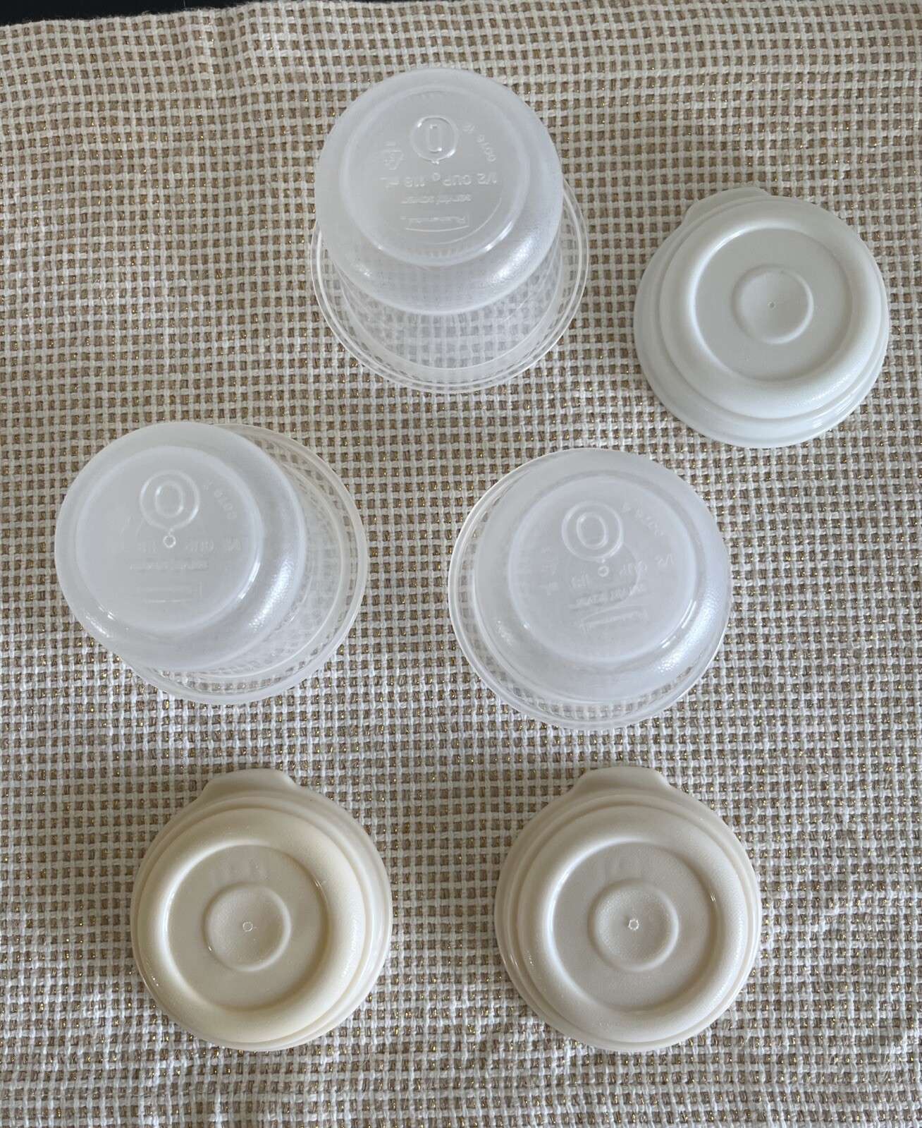 VINTAGE RUBBERMAID 5 PCS 2 . 1/2 C. 1 C. ROUND & 2 C. SQUARE ~ ALMOND LIDS