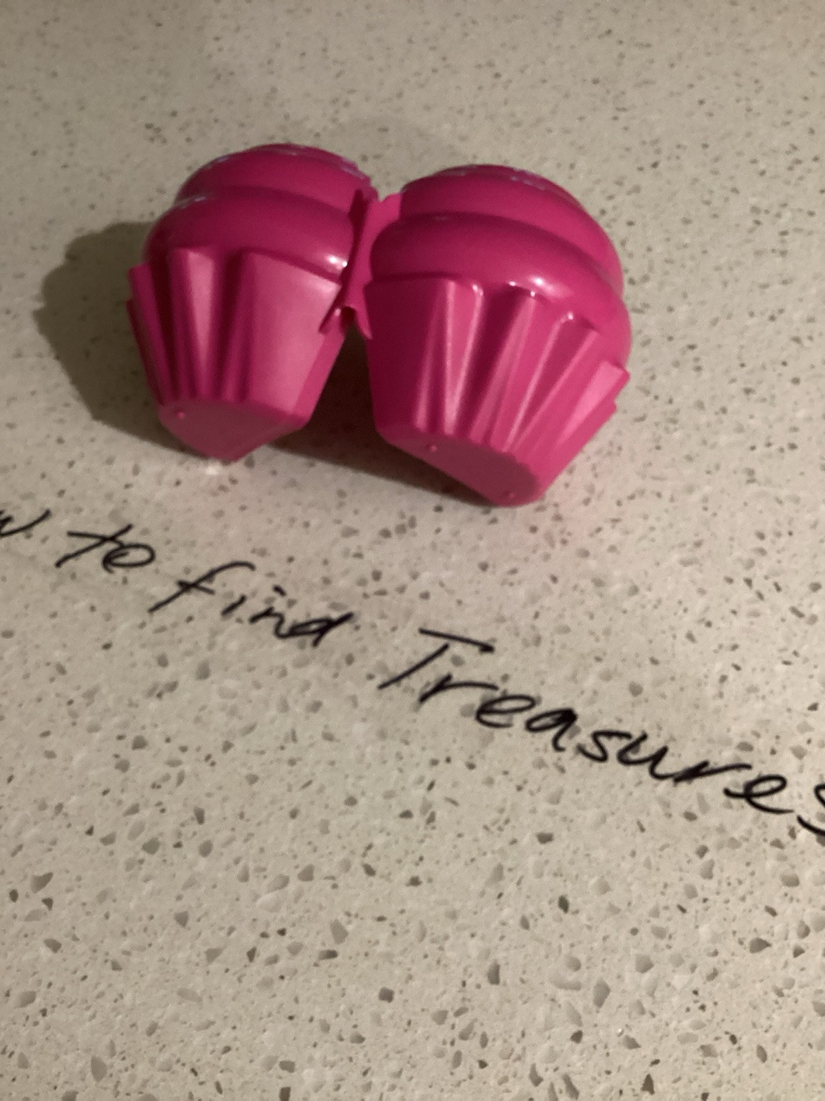 L9) BRAND NEW TUPPERWARE CUPCAKE HOLDER MINI CAKE TAKER FUCHSIA PINK