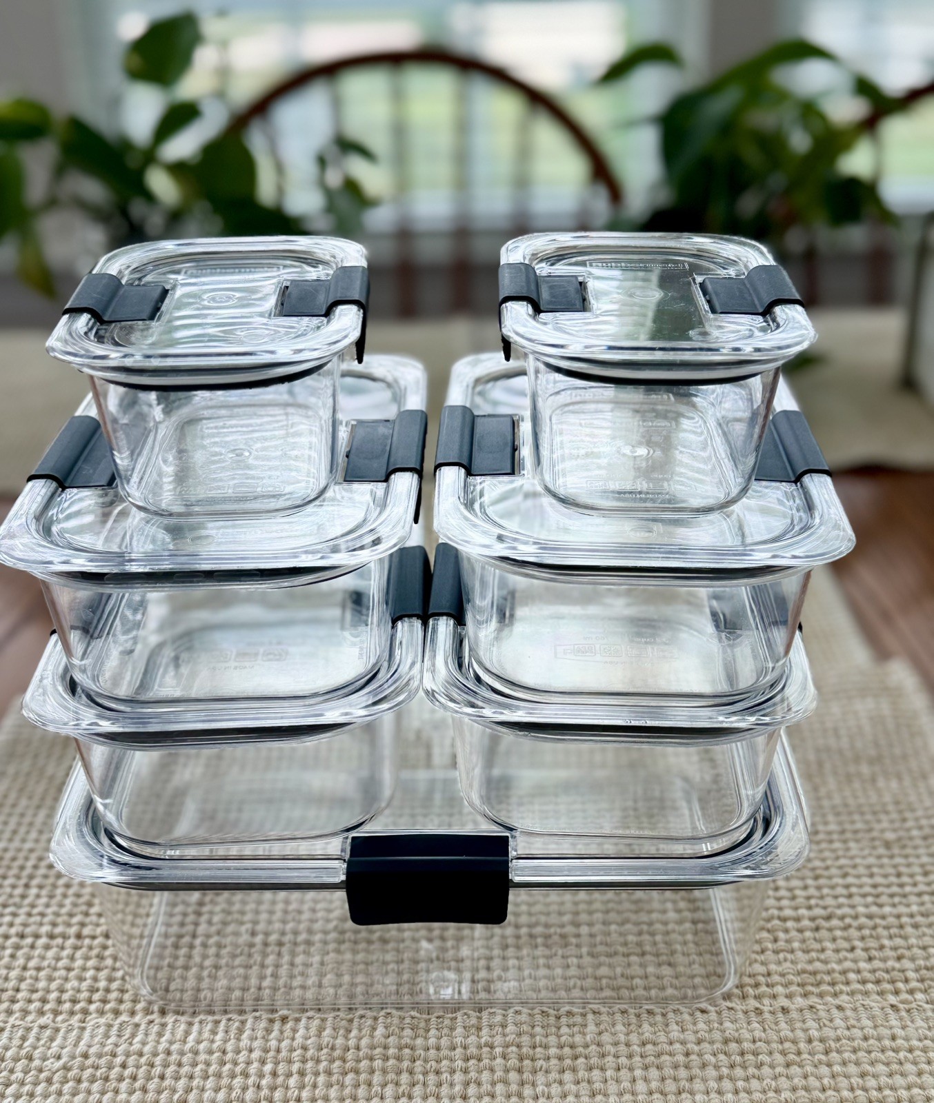 Lot of 7 Rubbermaid Brilliance Food Storage Containers w lids Inc. 9.6 cup size!