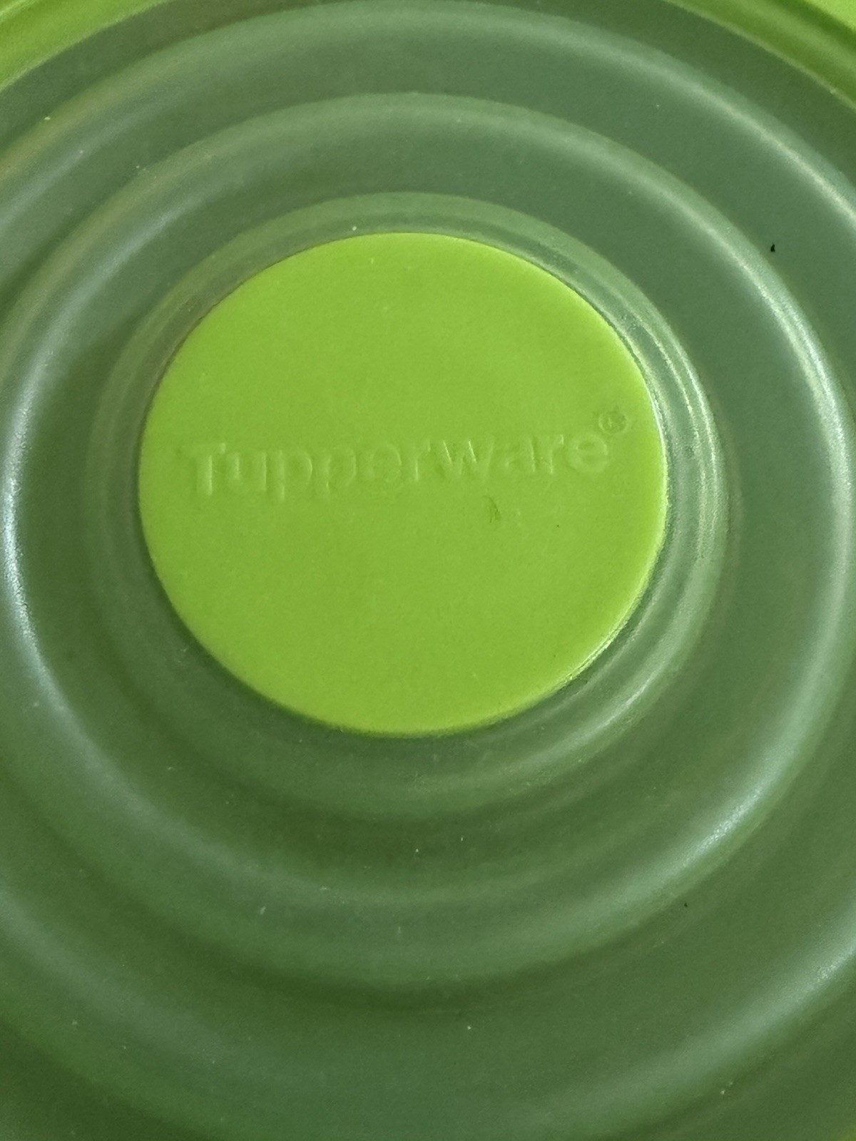 Tupperware 1 qt Green Round Plastic Storage Container with Snap Lid Vintage
