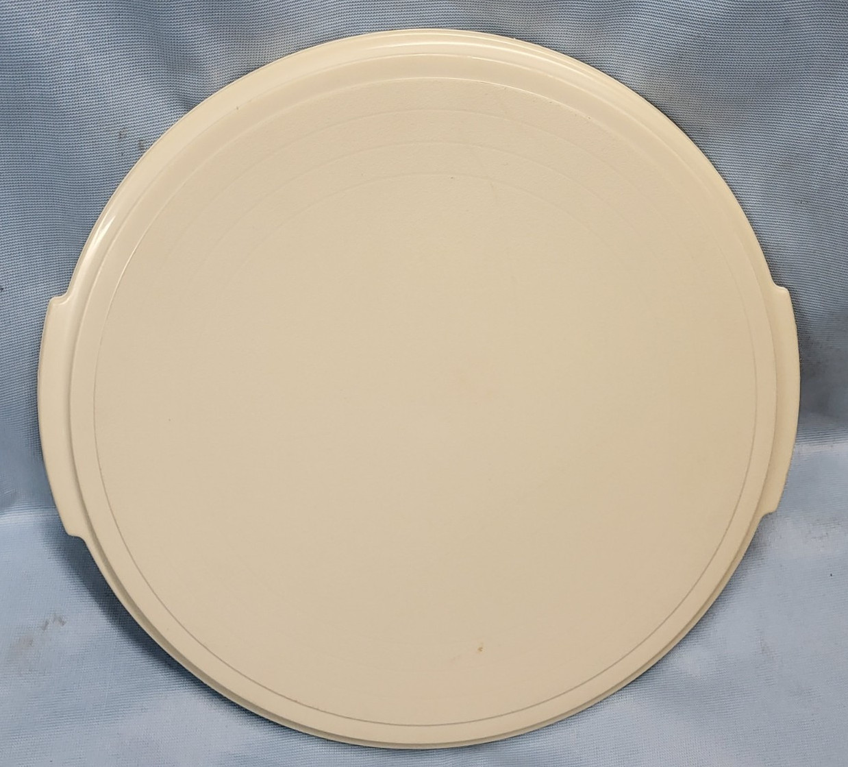 VTG 11.5″ Round Large Rubbermaid Servin’ Saver Cake Keeper Container Almond