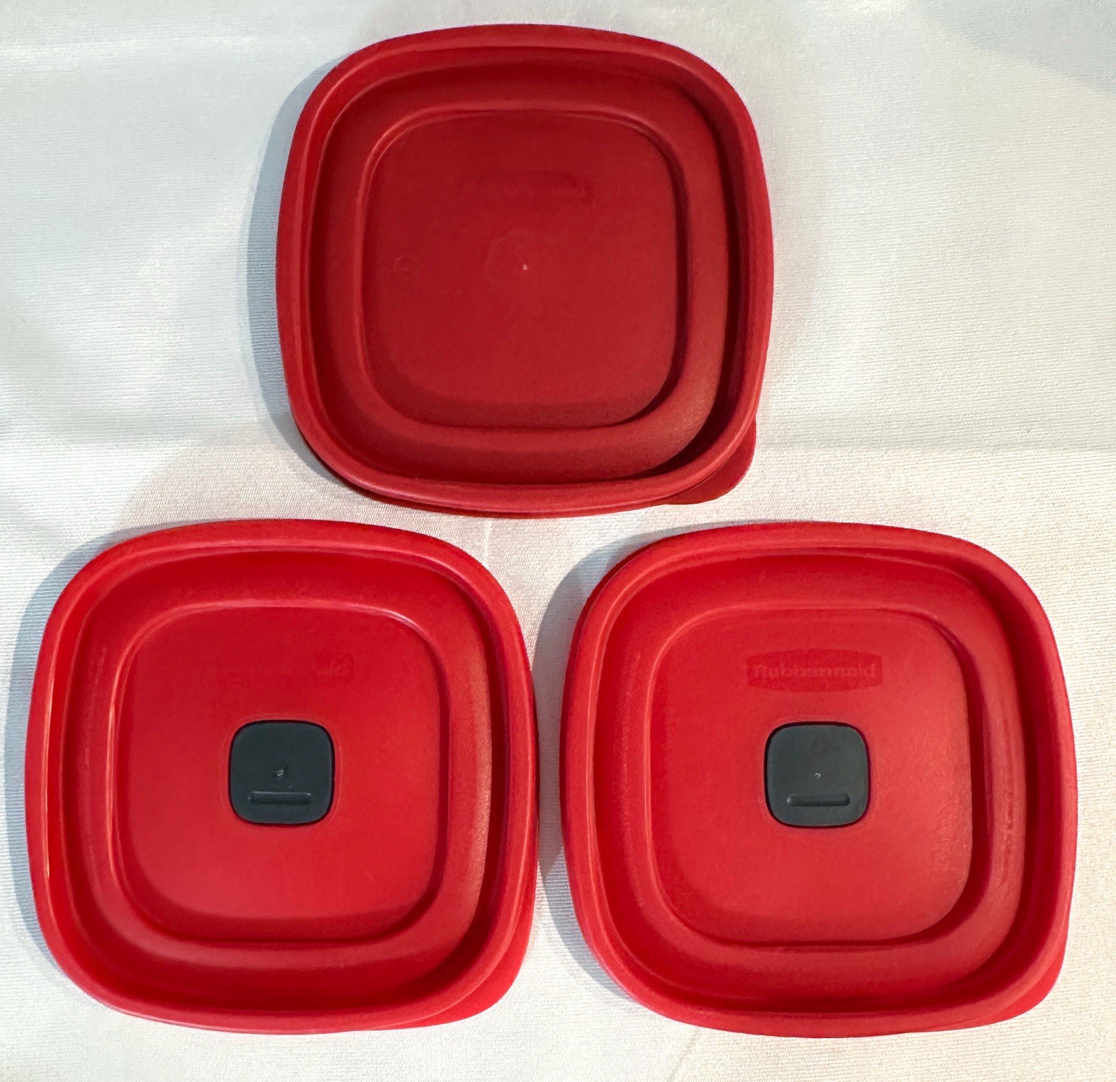 3 RUBBERMAID Replacement Lids 2 – 2D85 Easy Find Vented & 1 – 7J64 Red Square