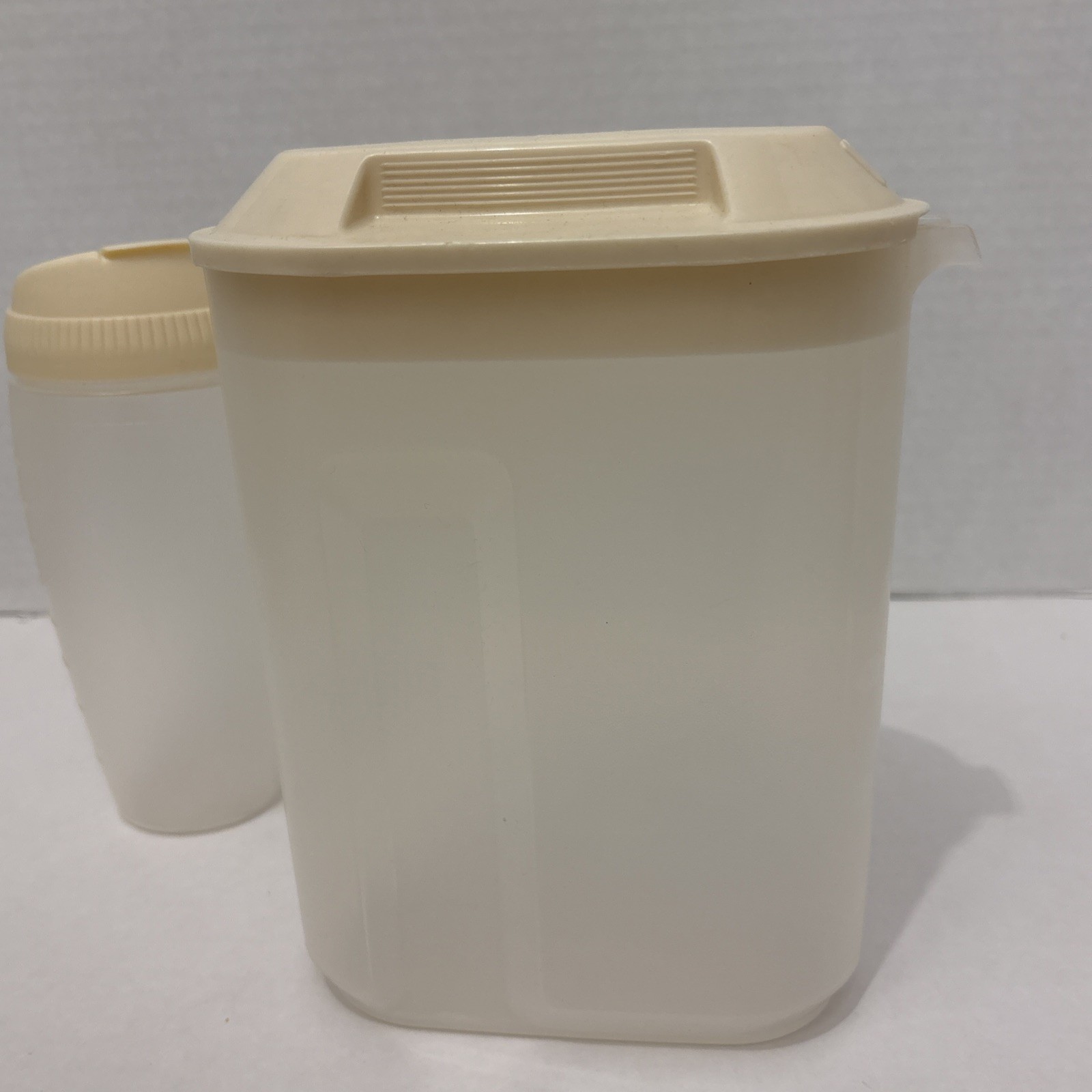 Vintage Rubbermaid Servin’ Saver Set – 1.5 Qt Dispenser & 16oz Shaker