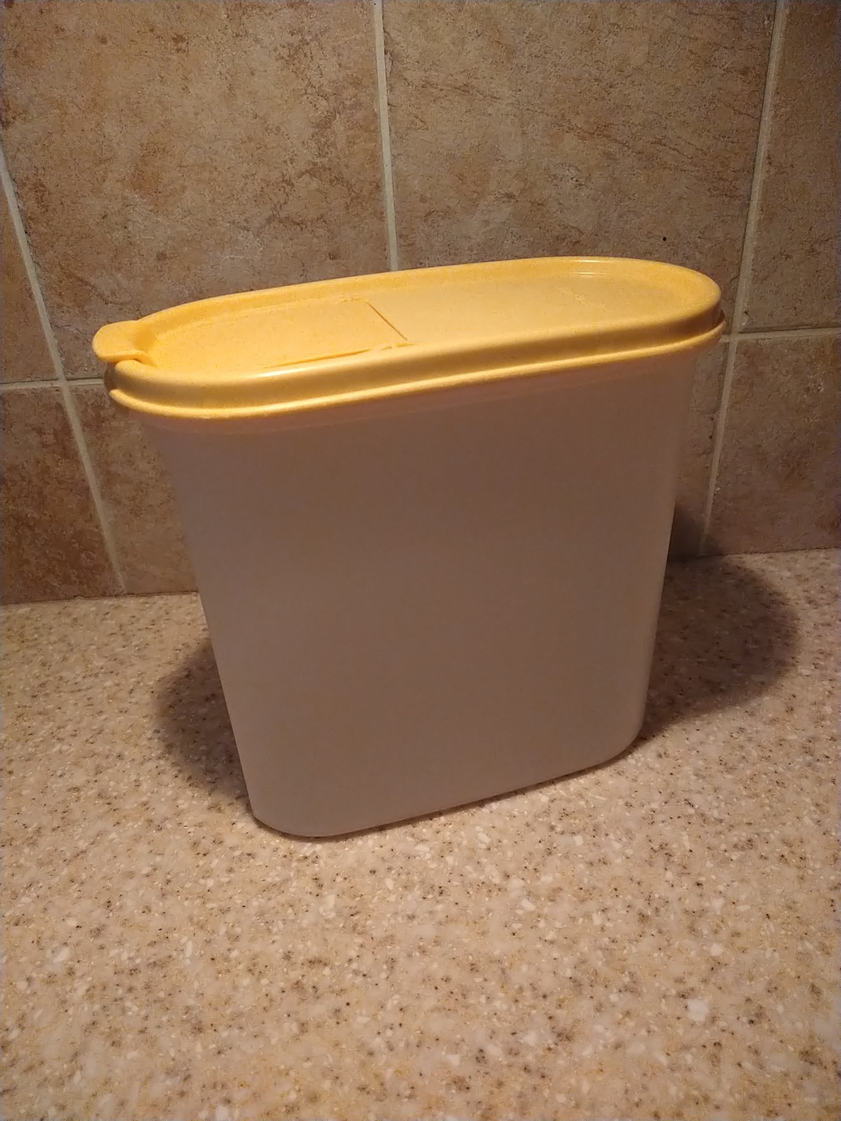 Tupperware Modular Mate Sheer 1613 w/Yellow Pour Lid 7 1/4 Cups Container 1.7l