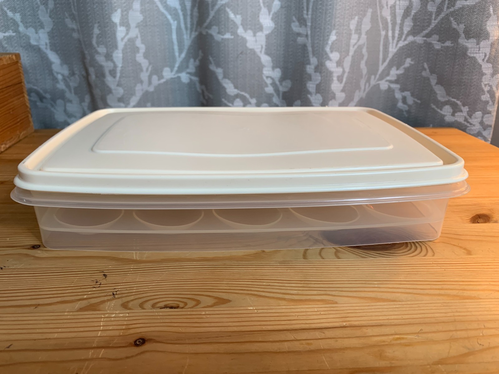 Rubbermaid Servin’ Saver Deviled Egg Keeper Container Almond Lid 0070 Holds 20