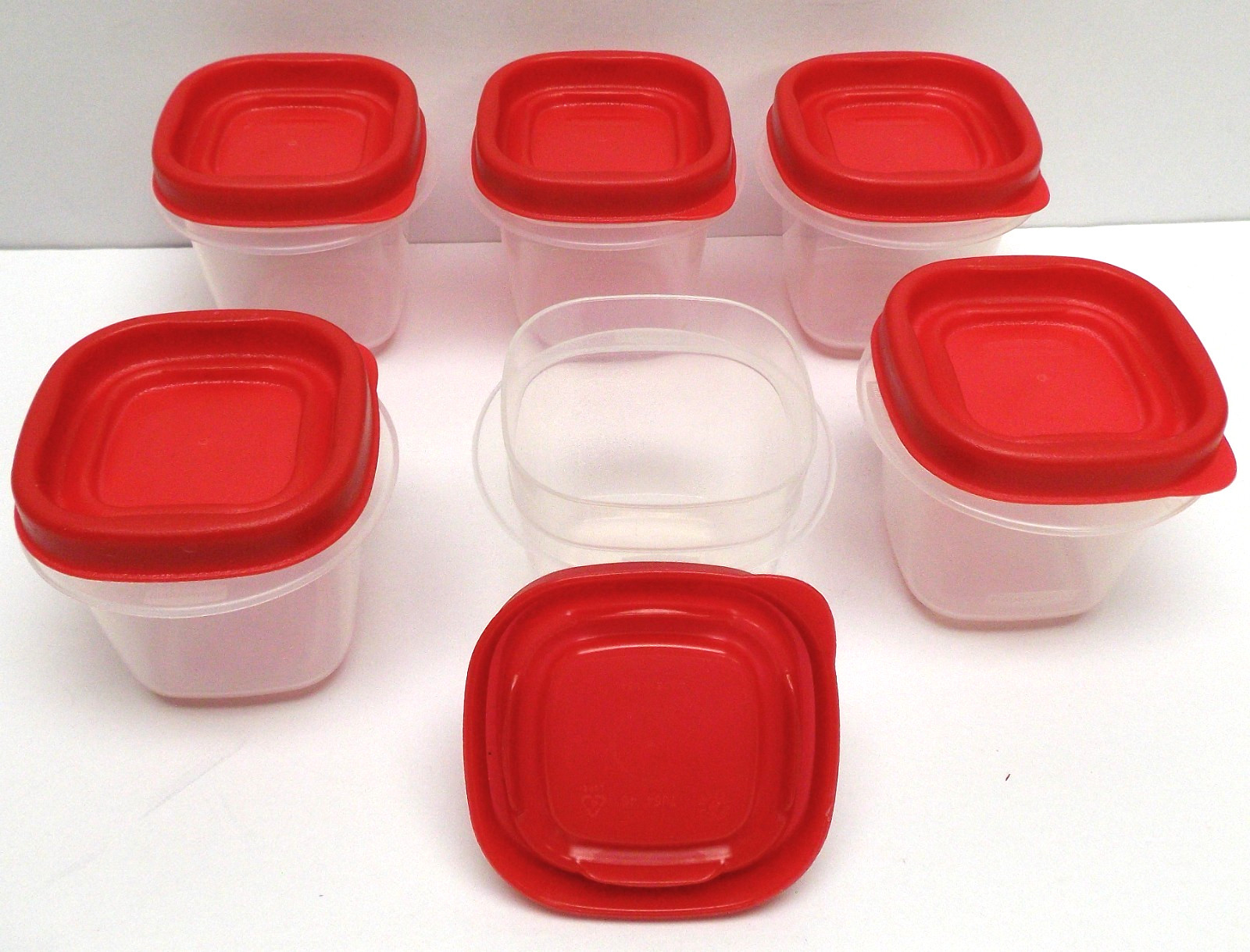 RUBBERMAID 4 oz Food CONTAINER Easy Find SHEER 7J53 Set of 6 including red lids.