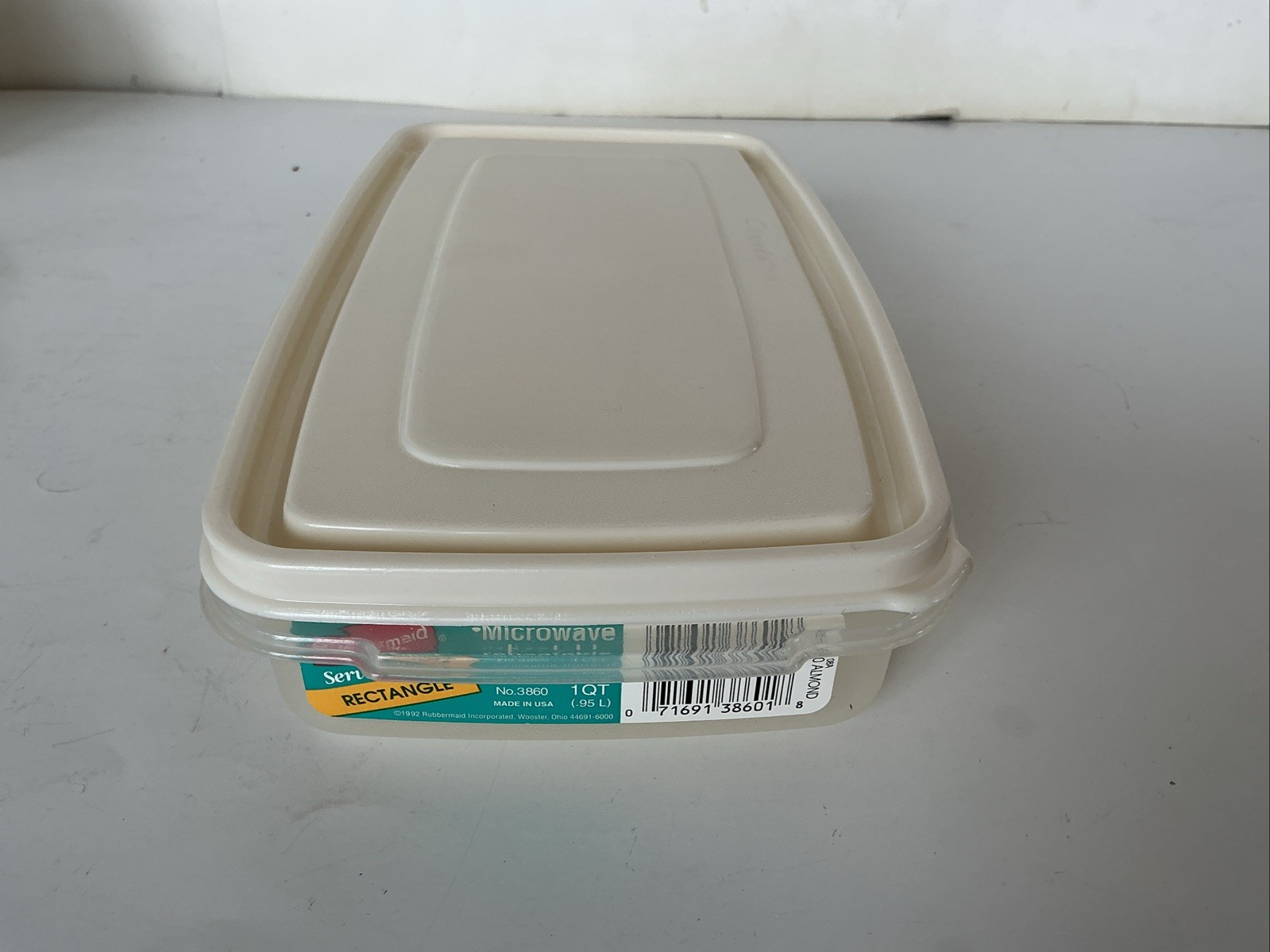 Rubbermaid (1) Servin Saver #5 0002 Rectangle 4 Cup Sheer w/ Almond Lid 0001