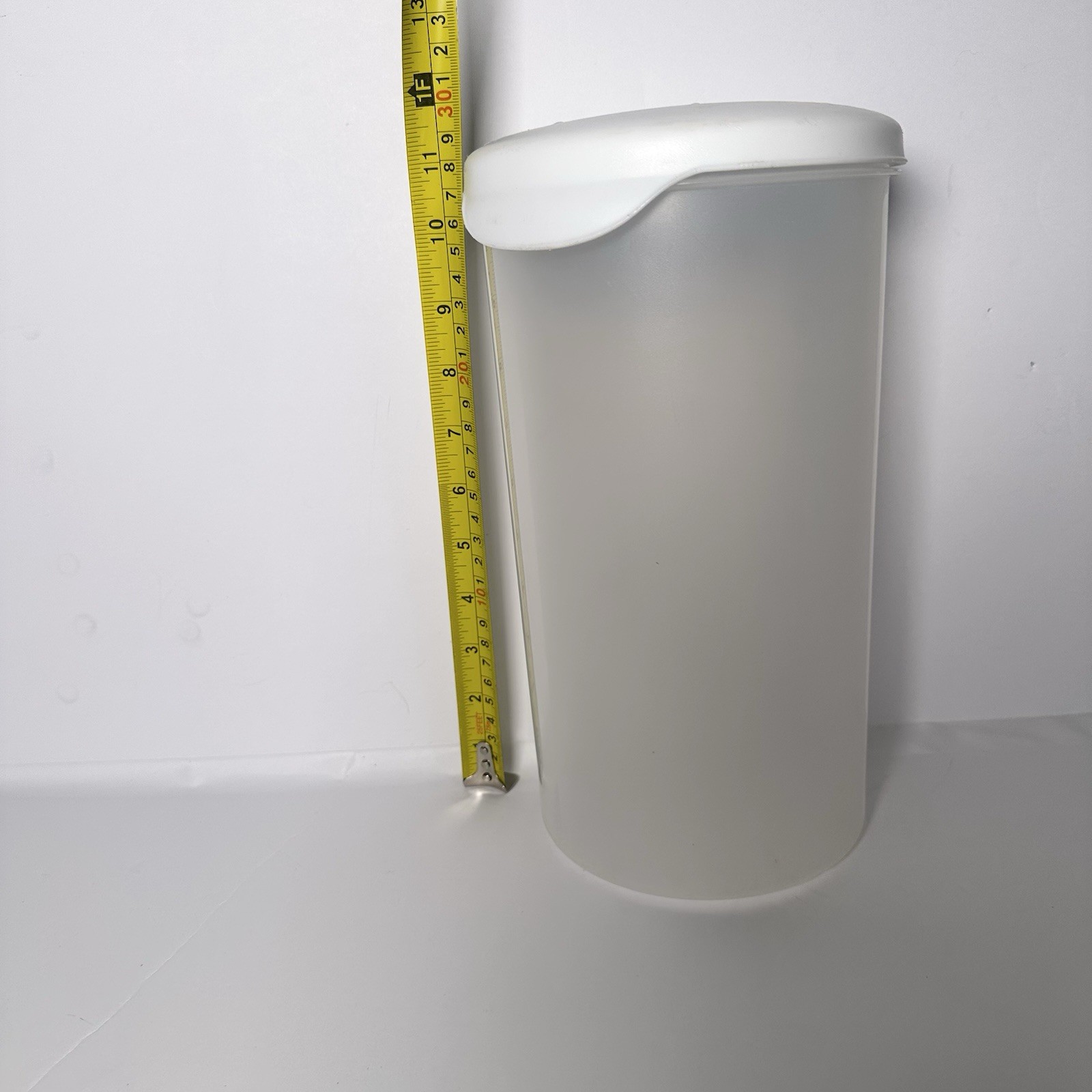VTG RARE Rubbermaid 382A Servin Saver Food Storage Canister 11.5” D Shape 13 cup
