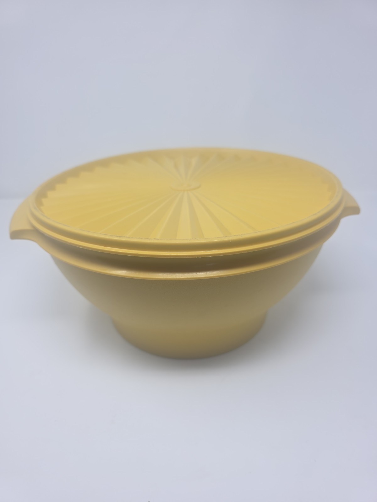 Vintage Tupperware Salad Serving Bowl w/Lid ~ 10″ Dia. x 5″ Tall ~ Harvest Gold