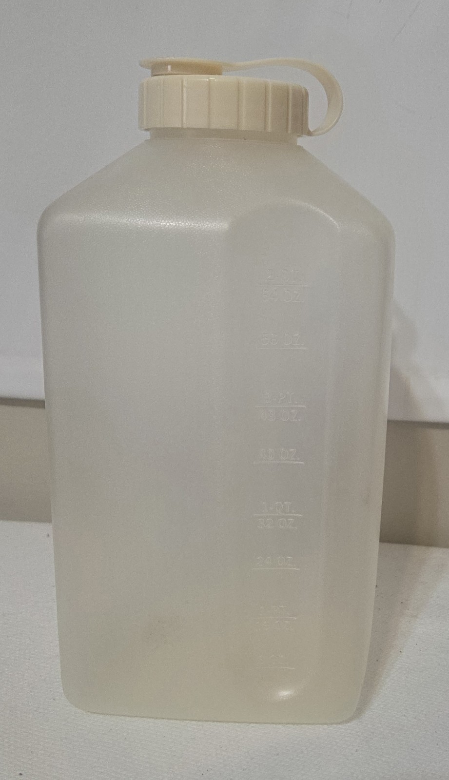 Vintage Rubbermaid 2 Quart 64 Oz Servin Saver Drink/Beverage Pitcher/Bottle