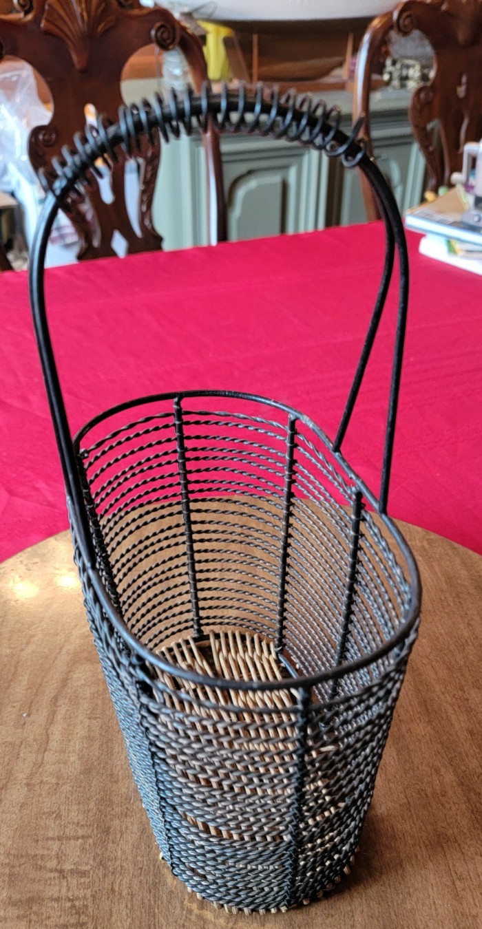 Rustic Oval Wire Basket with Wicker/Wood Base – Home Decor GB39