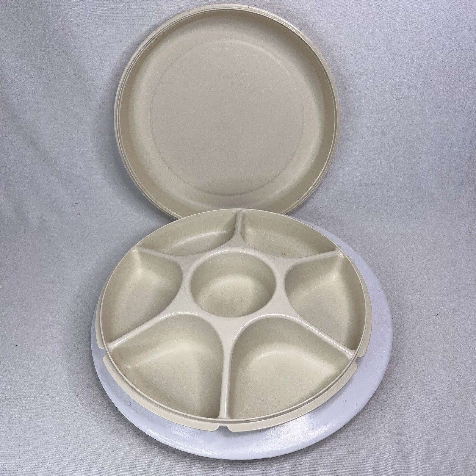 Tupperware 1665 Vintage Divided Party Veggie Snack Dip Tray w/ Lid Beige