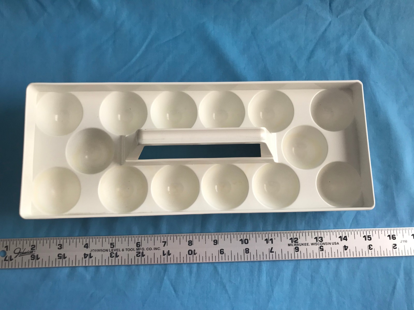 Pre-Owned Vintage Almond Plastic Refrigerator Egg Carrier / Holder for 14 Eggs