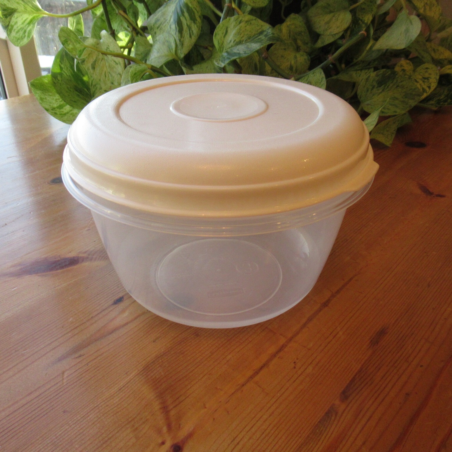 Rubbermaid Servin Saver # 3 6 Cups Round Container Almond Lid