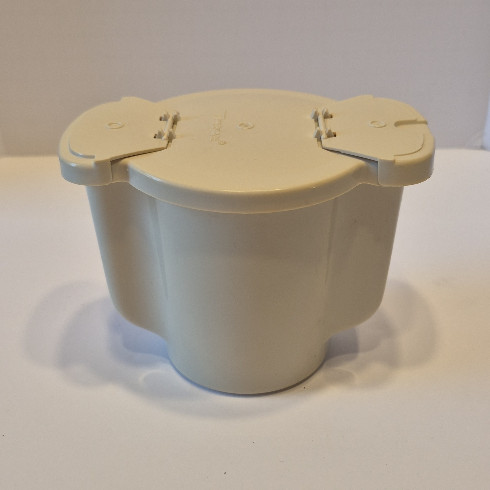 Tupperware Vintage 1 qt Round Flip Lid Beige Plastic Container Set 577-9