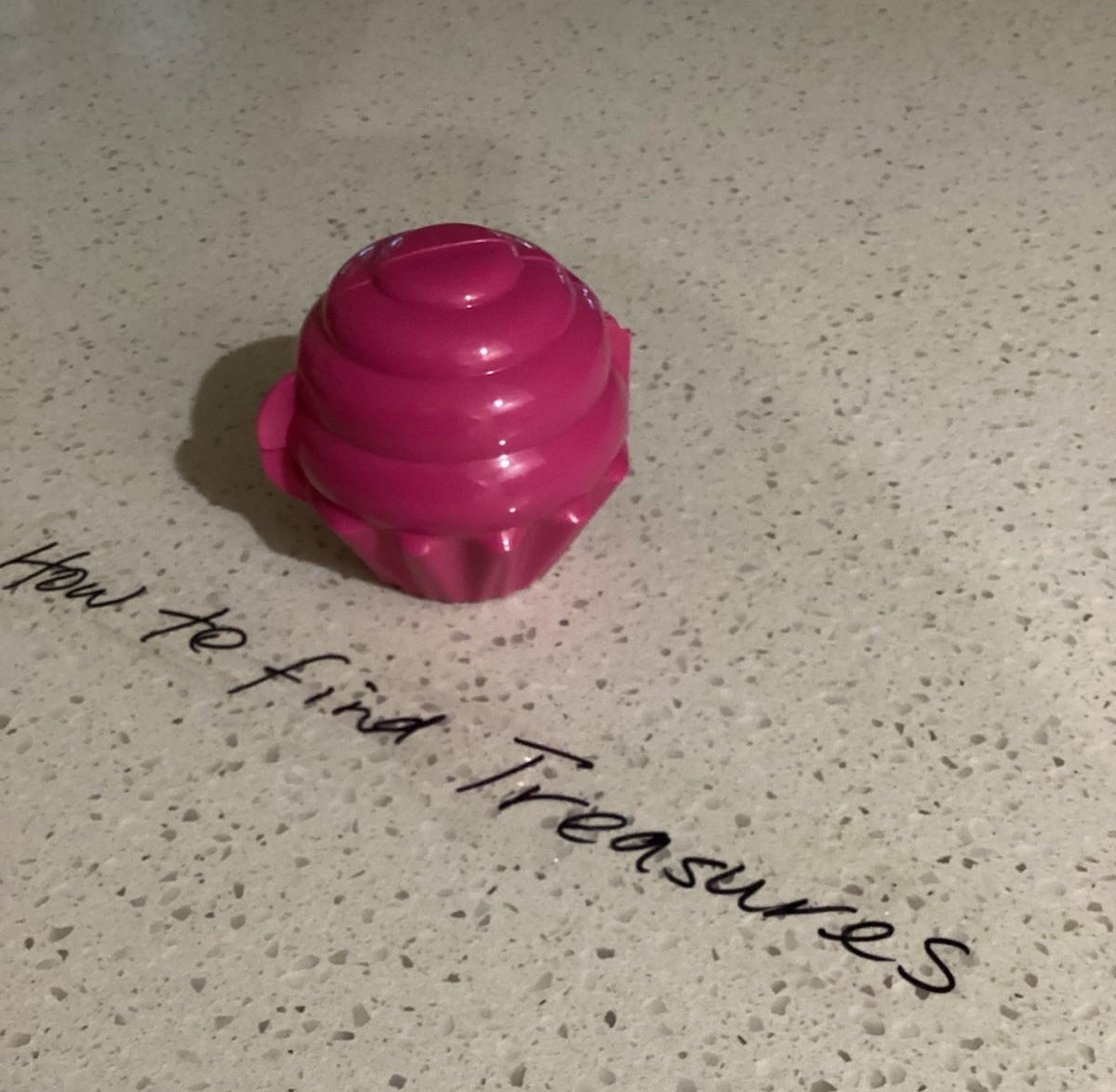 L9) BRAND NEW TUPPERWARE CUPCAKE HOLDER MINI CAKE TAKER FUCHSIA PINK