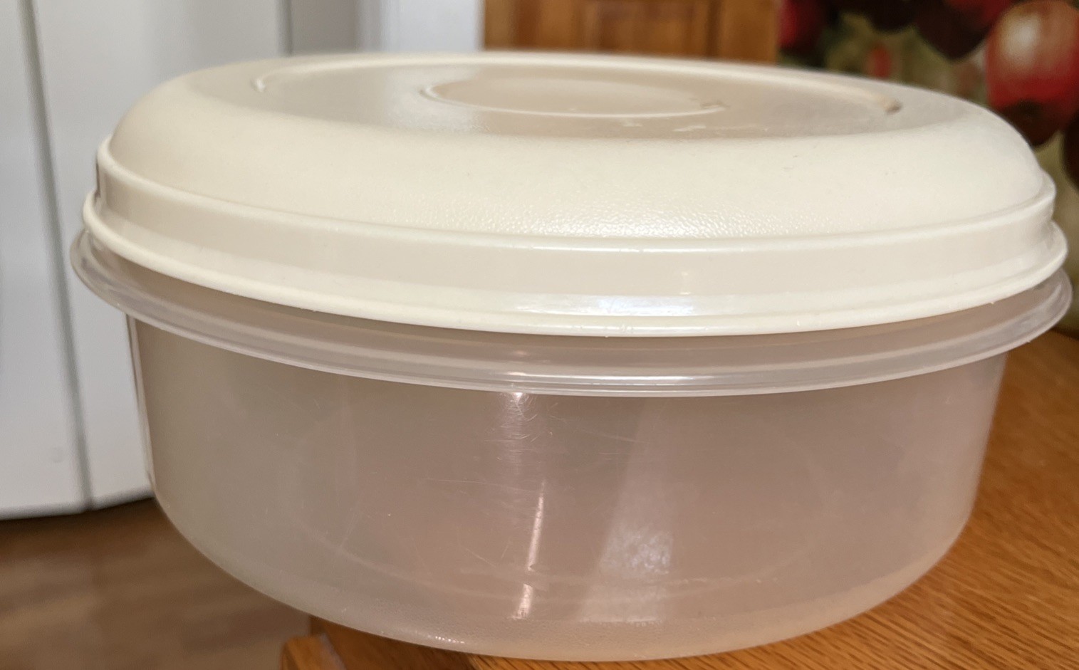 Vintage Rubbermaid Servin’ Saver Round 8” 2.4 Qt #4 Almond Lid Storage Container