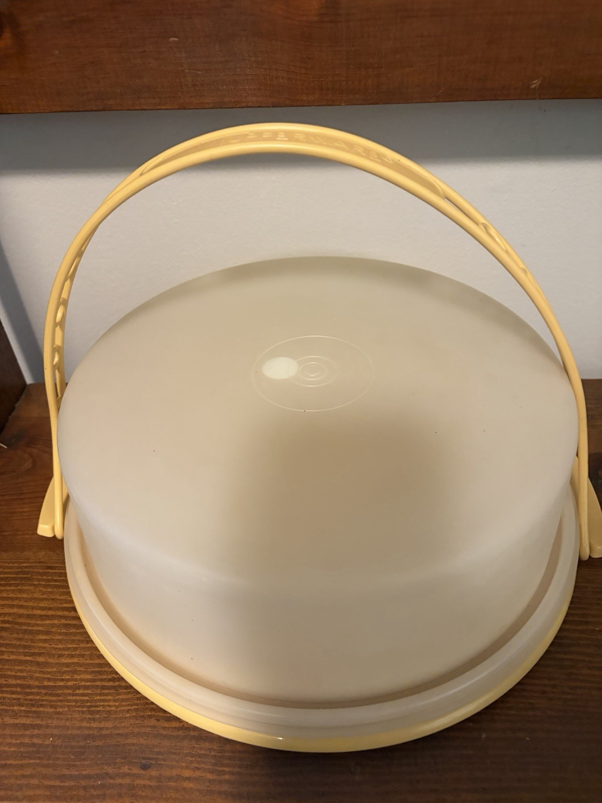 Vintage Tupperware Pie Cake Keeper Taker Carrier 719-2 Harvest Gold With Handle