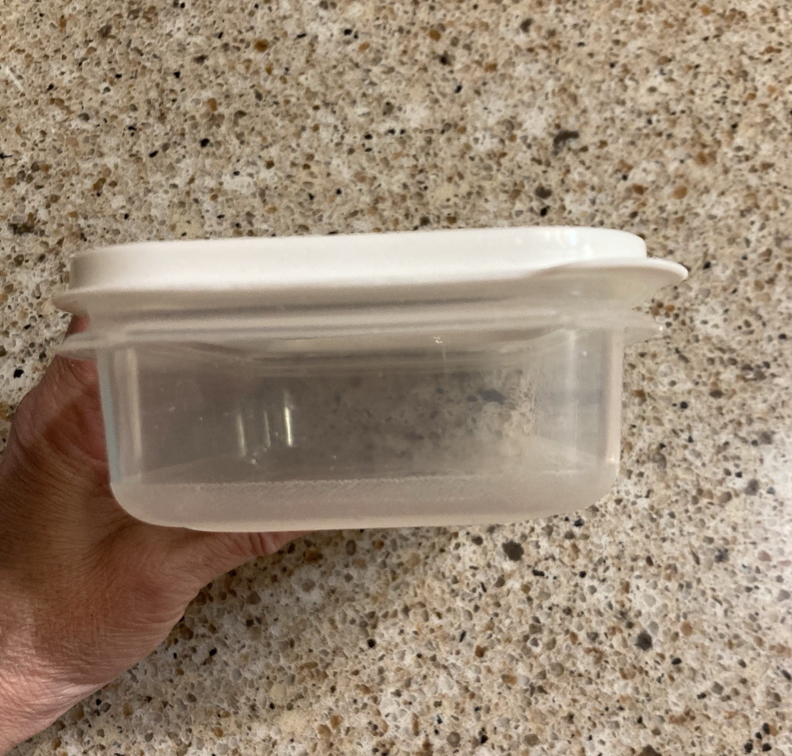 2 Rubbermaid Servin Saver Storage Containers 12 oz #10 and 2 cups #1