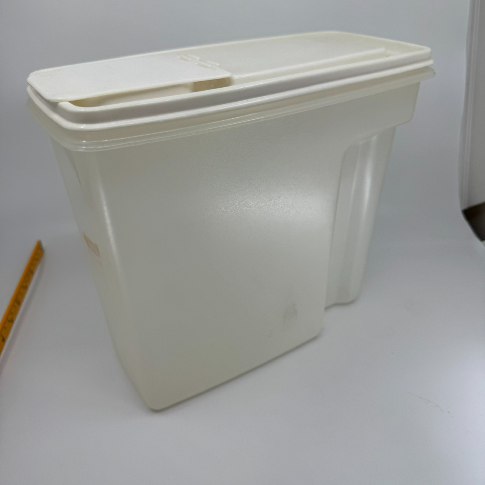 Vintage Rubbermaid Servin Saver #3, 1.3 GAL Cereal Keeper Sheer With Almond Lid