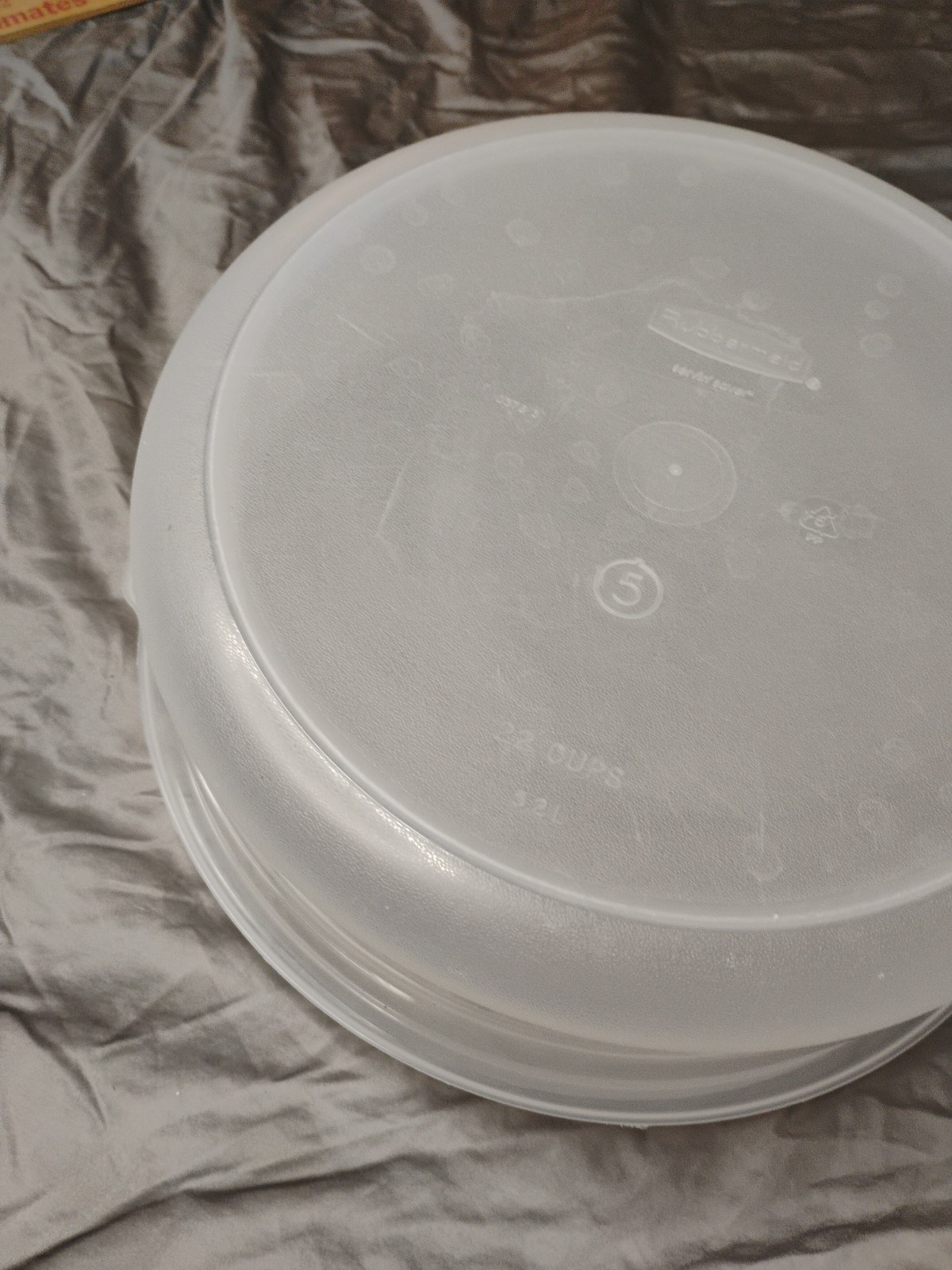 Rubbermaid Servin’ Saver # 5 22 Cup Almond Lid Storage Container Round Large