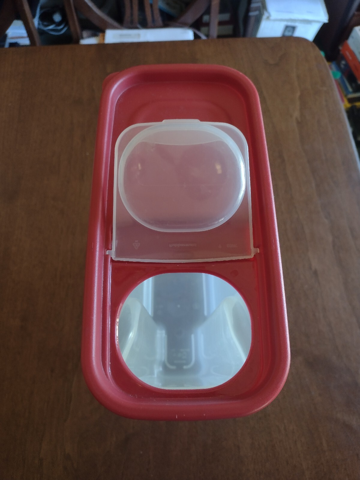 Rubbermaid Food Storage 22.8 Cups Cereal Rice Pasta Red Flip Top Lid 5.4 L