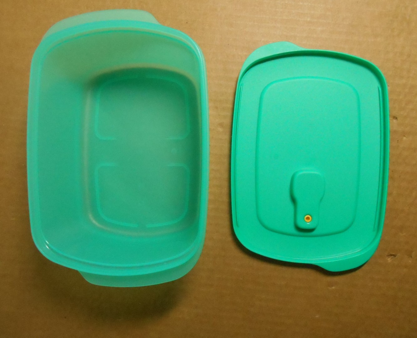 Tupperware 1.7L Rectangle Green Bowl 7364A with Air Vent Lid 7366A O28