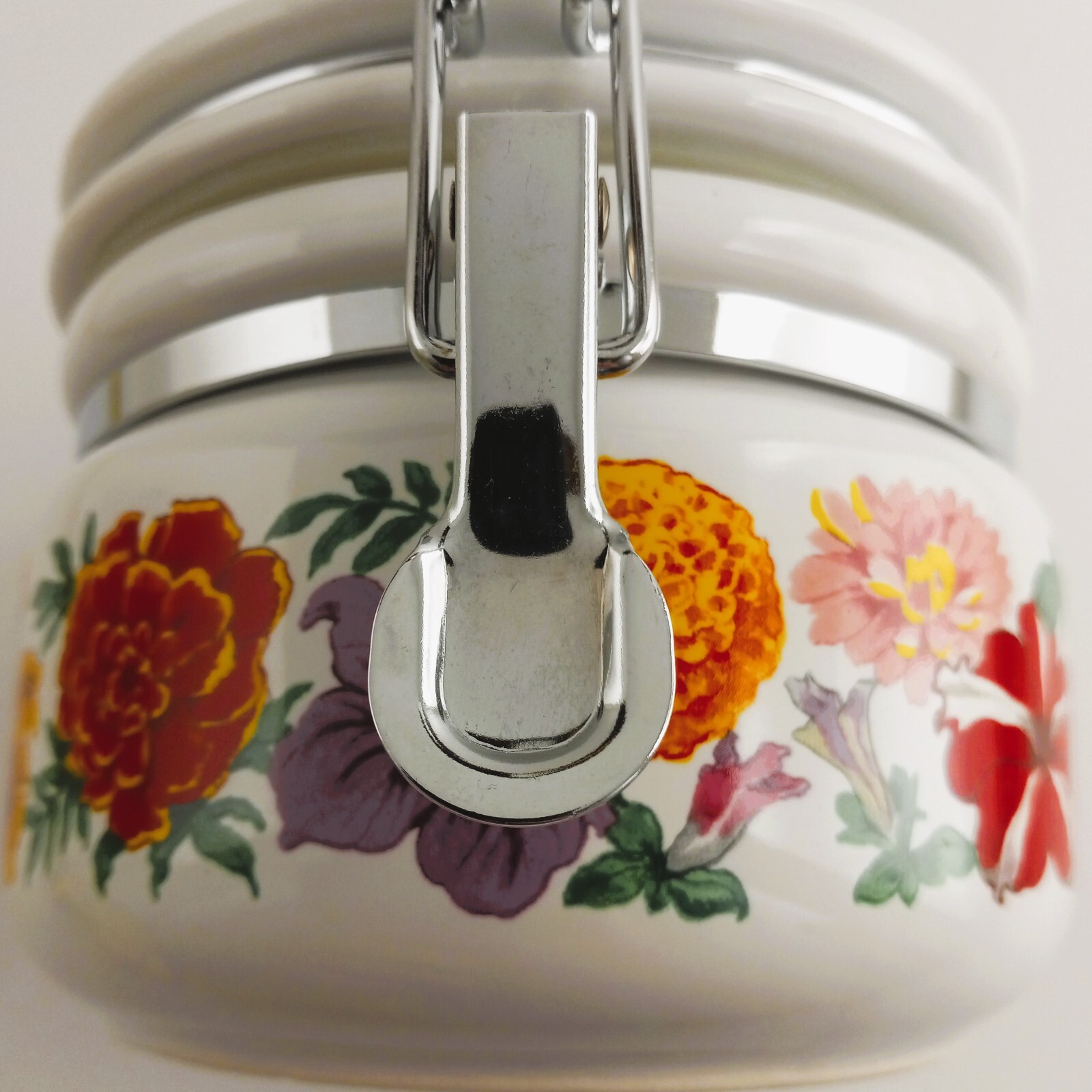 Potpourri Press VTG Locking Storage Container Garden Classics Shao Wei Liu