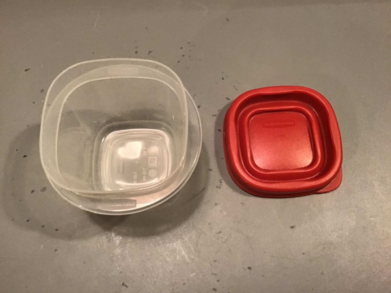 Rubbermaid 4 Ounce Square Food Storage Container with 7J54 Red Easy Find Lid