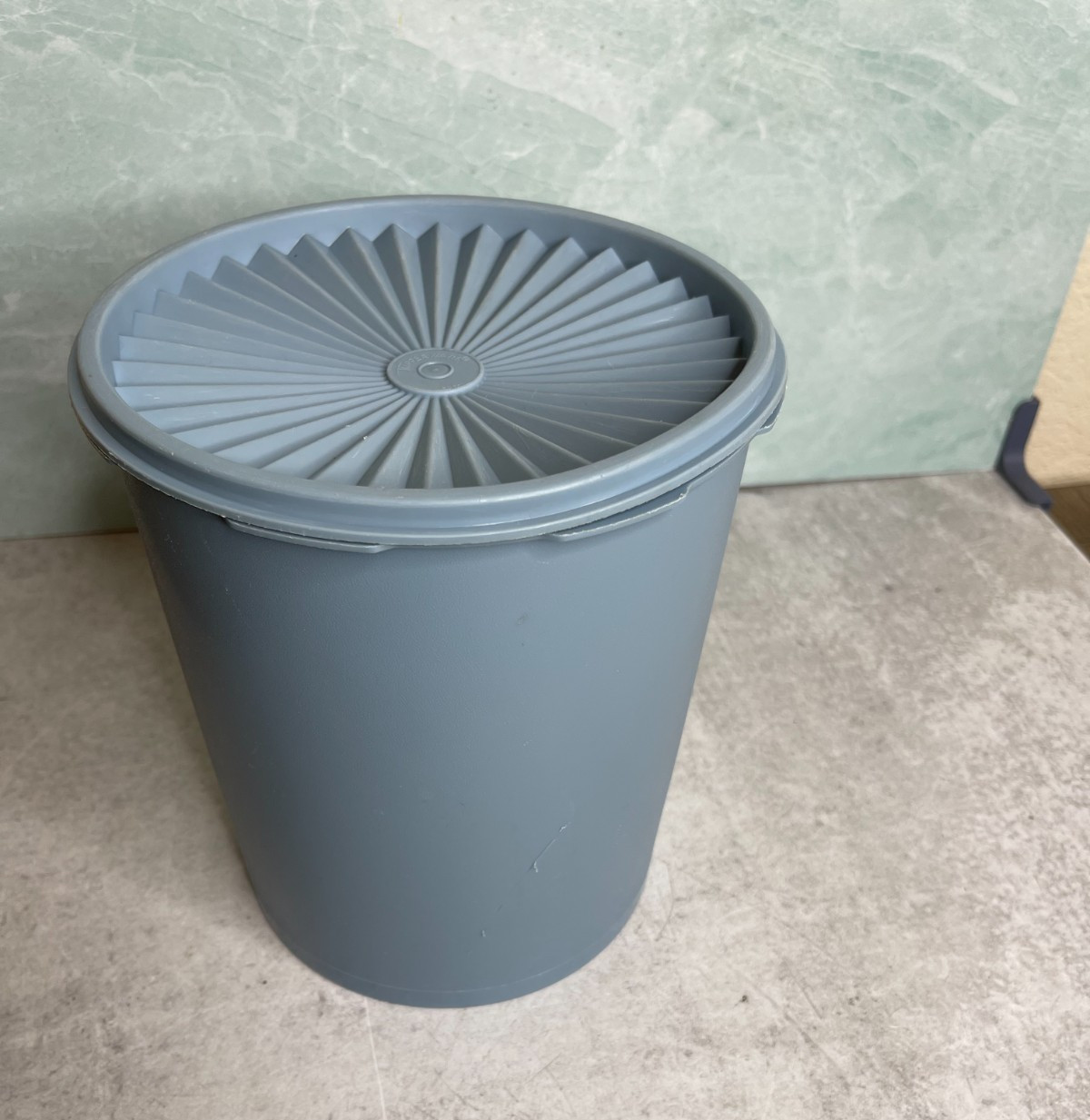 Vintage Tupperware Country Blue 17 cup canister 805 container storage