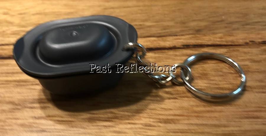 TUPPERWARE BLACK OVAL ULTRAPRO OVEN WORKS KEYCHAIN KEYRING RARE