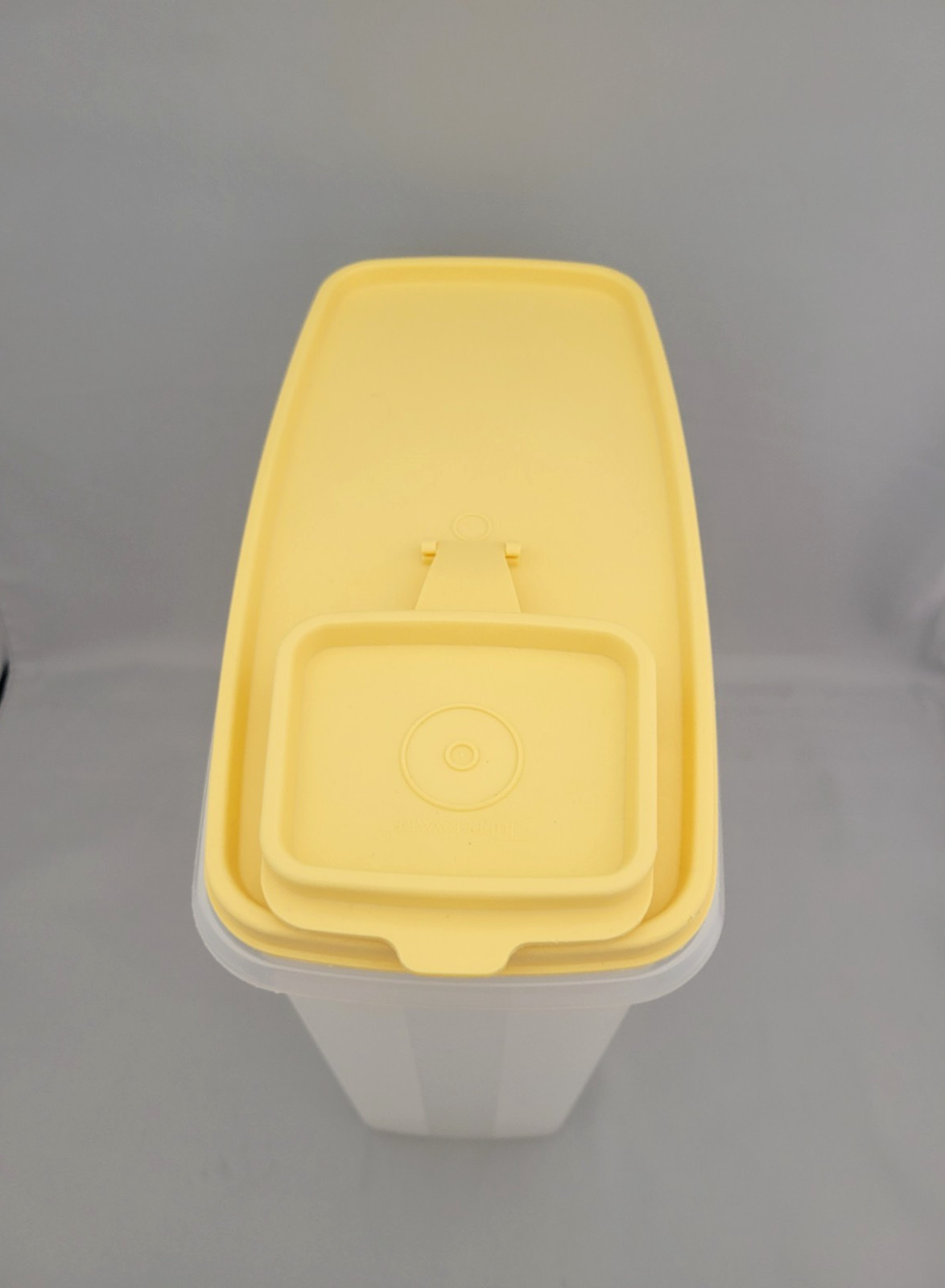 Tupperware 1588 Store & Pour 20 Cup Cereal Keeper Container Yellow Pour Lid 1589