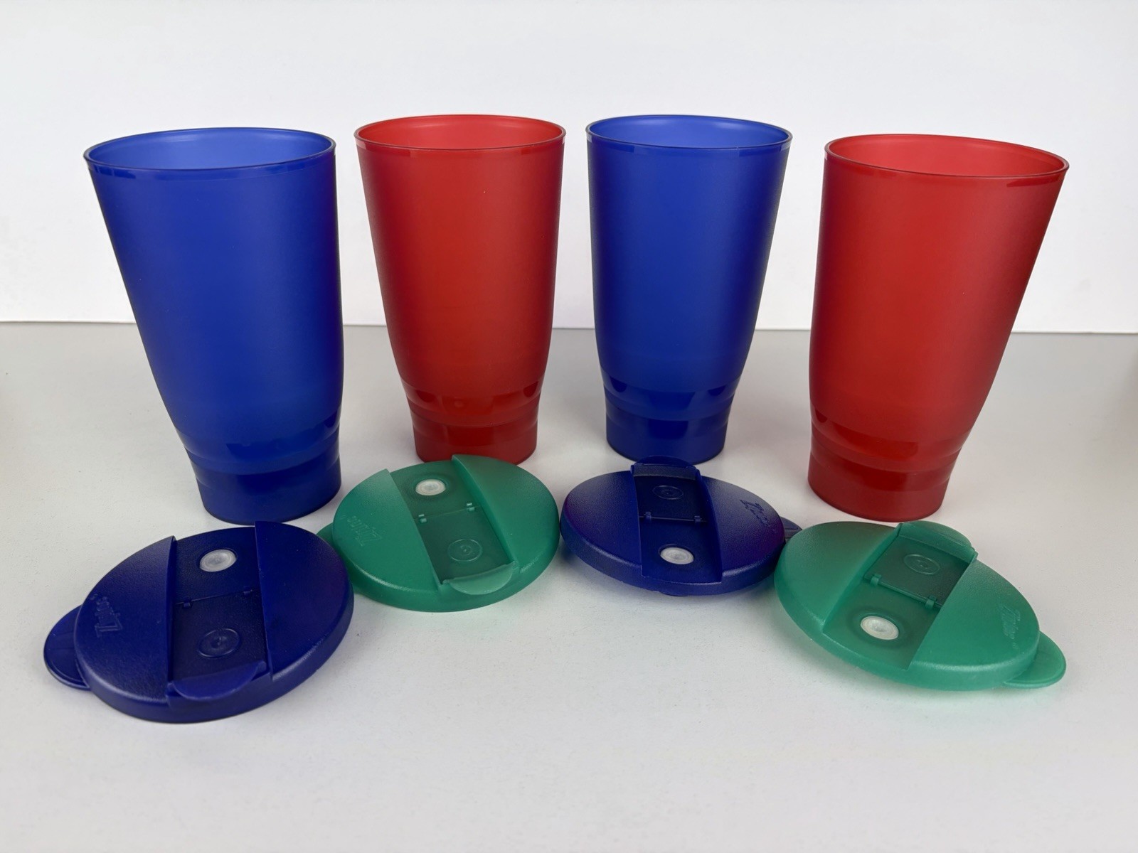4 Ziploc TableTops 18 oz Cups w/ Spill-Proof Lids Drink Spout Straw Holder