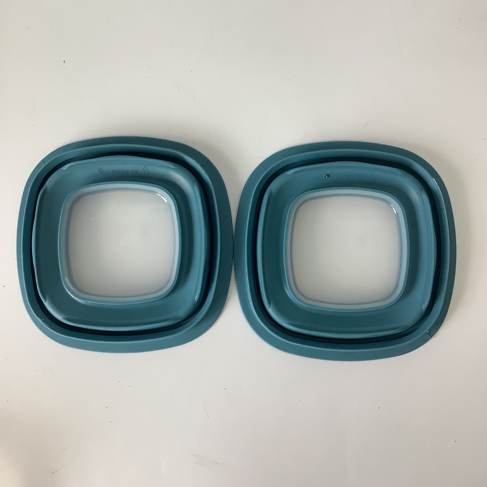 2 Rubbermaid Premier Square Food Storage Container 1.25 cups 7J5635 w/ Blue Lid