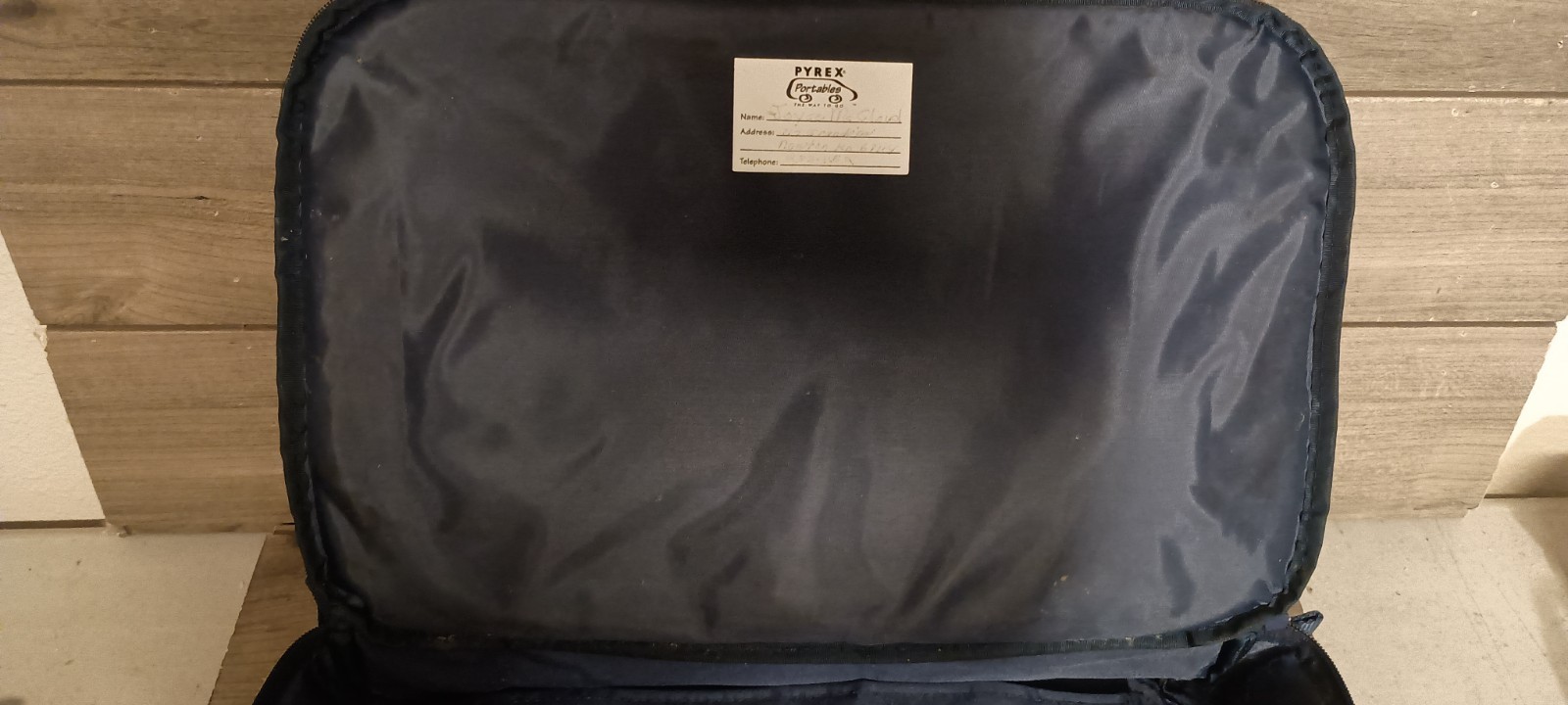 Pyrex Portable The Way To Go Blue 16″x10″x3″ Insulated Carry Bag No Hot Packet