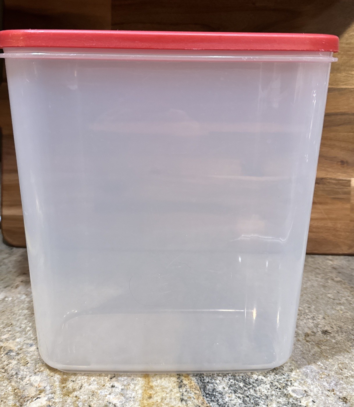 Rubbermaid 7N04 Red 21 21.1 Cup Dry Food Storage Container with Lid