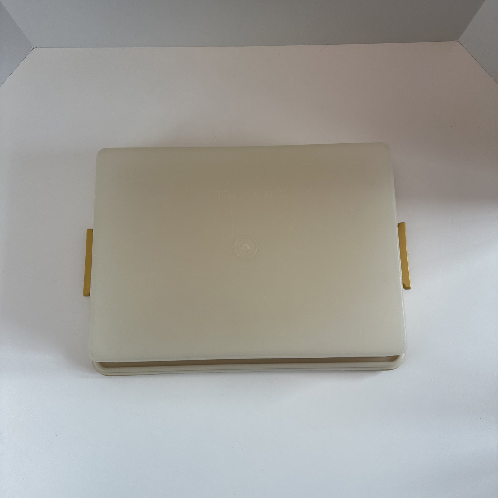 Tupperware Rectangular Sheet Cake Carrier W/Handle Gold 15″ X 11″ X 4″ USED