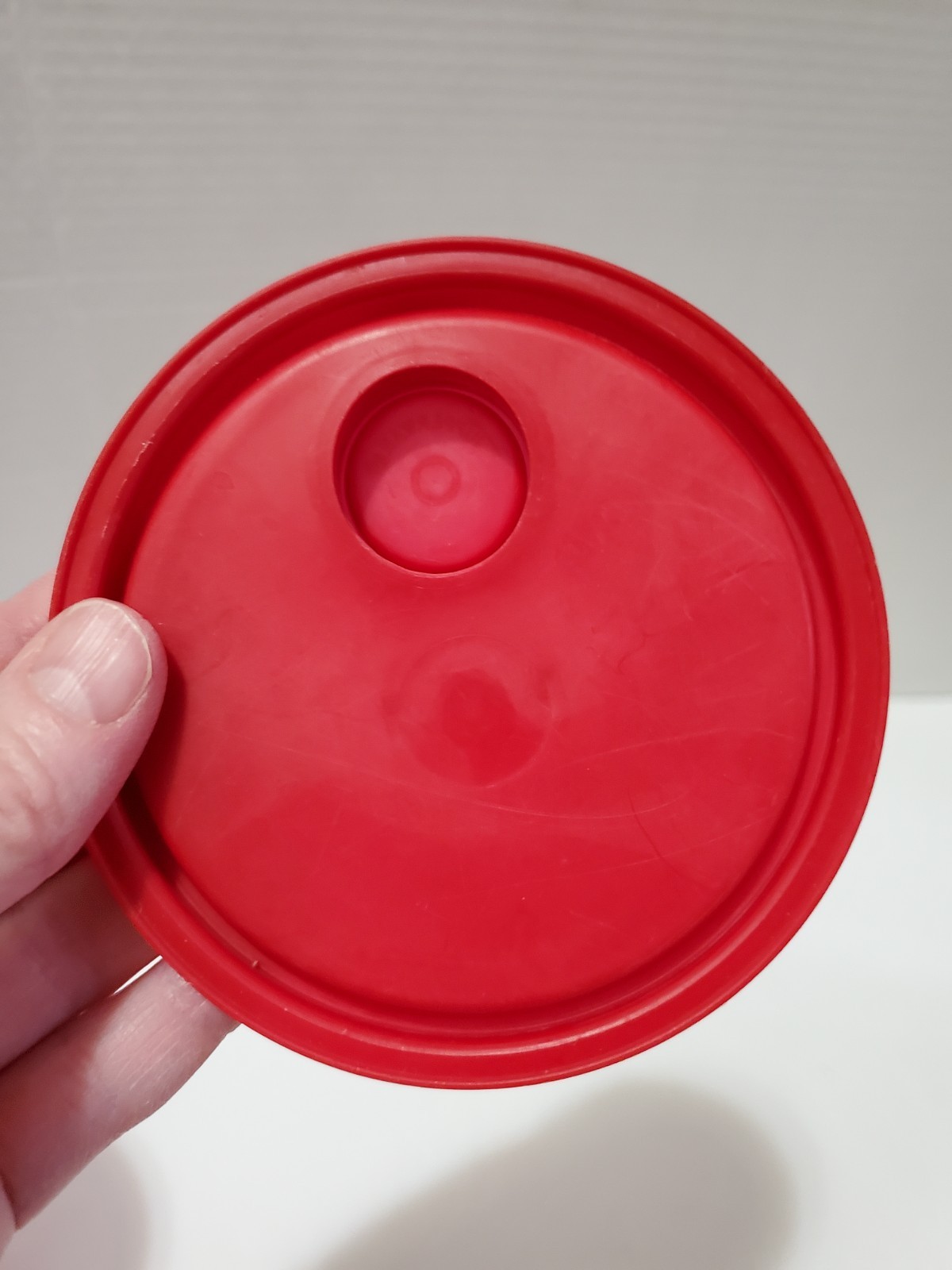 TUP2 Tupperware Red 32 oz Plastic Reusable Cup w/ Snap Lid, 2-Piece Set 262-4