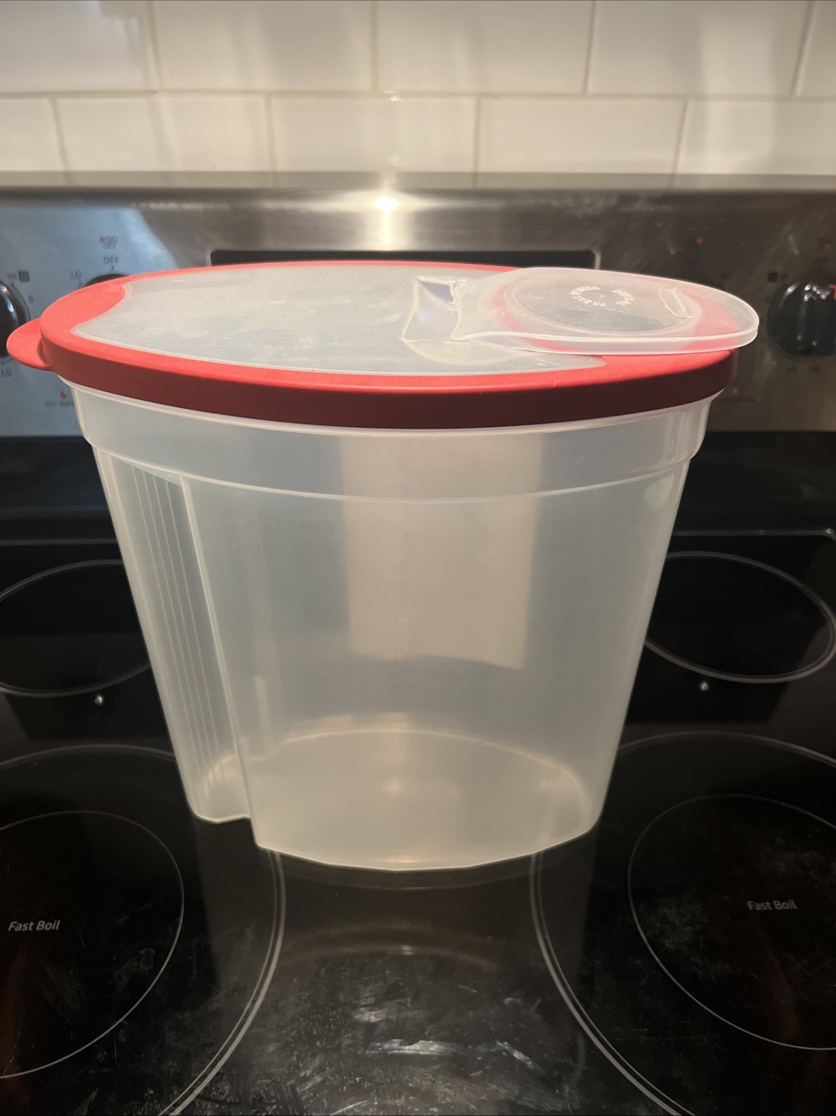 Rubbermaid Cereal Keeper 1.5 Gallon (5.68L) Plastic Storage Container – Red Lid