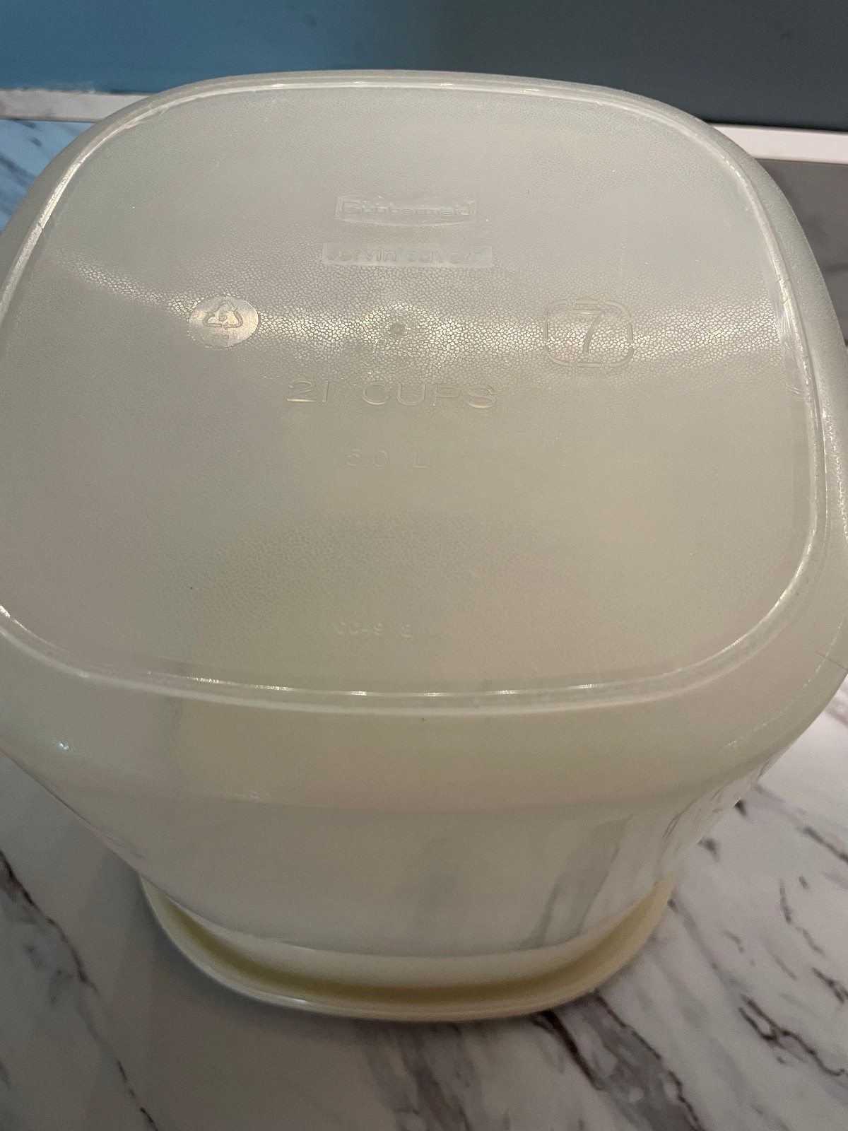 Rubbermaid 21 Cup #7 Servin Saver Food Storage Canister/Container Almond Lid