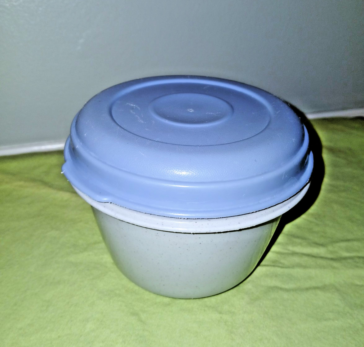 3 Rubbermaid Servin Saver Storage Containers 2 c and two 1/2 c gray w blue lid