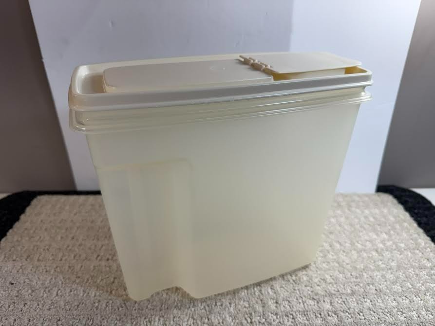Vintage Rubbermaid Servin’ Saver #2 w/Almond Lid 1.3 Gallon