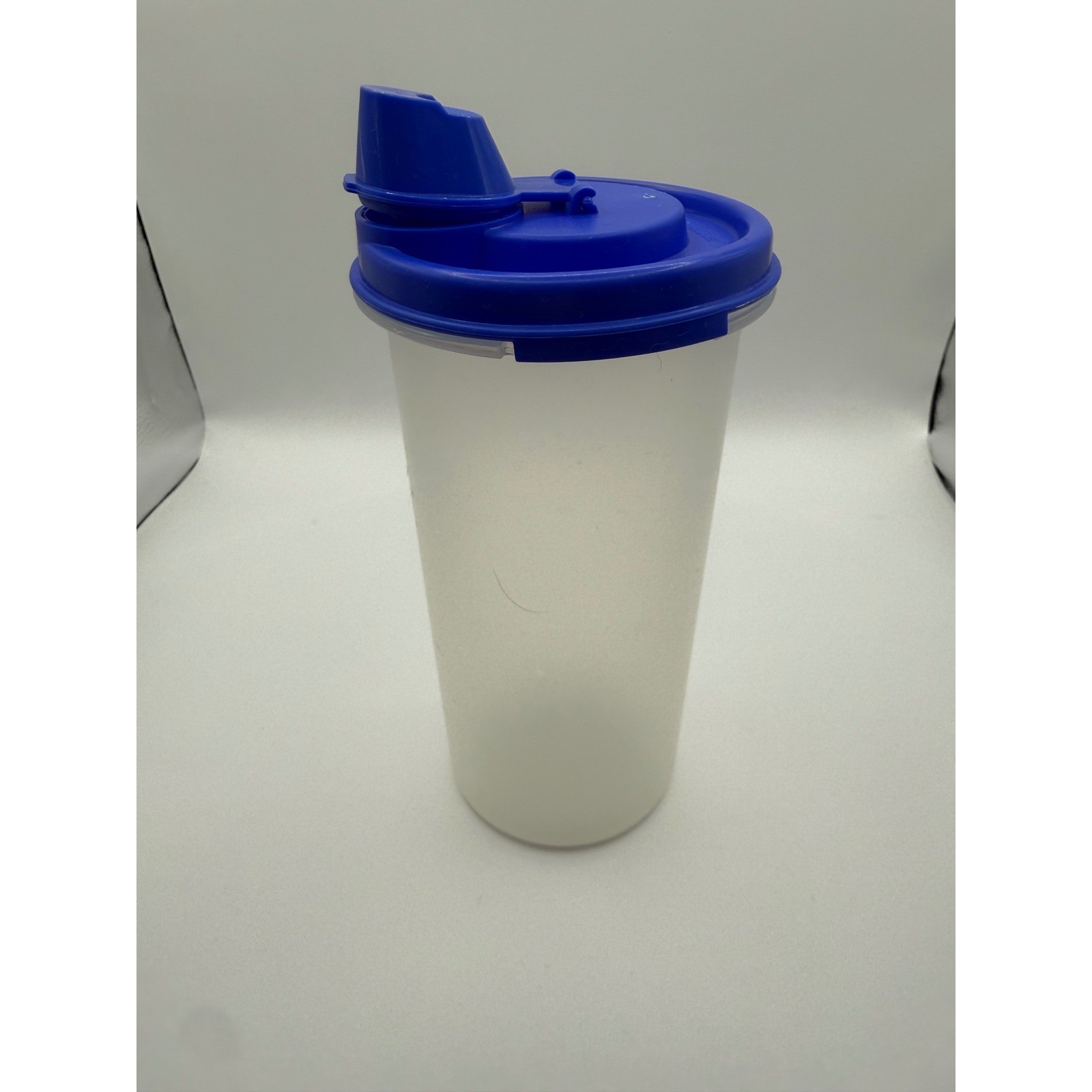 Tupperware Quick Shake 650ml Mixer Bottle Blue Flip Top Lid 1641-5 Frosted Clear