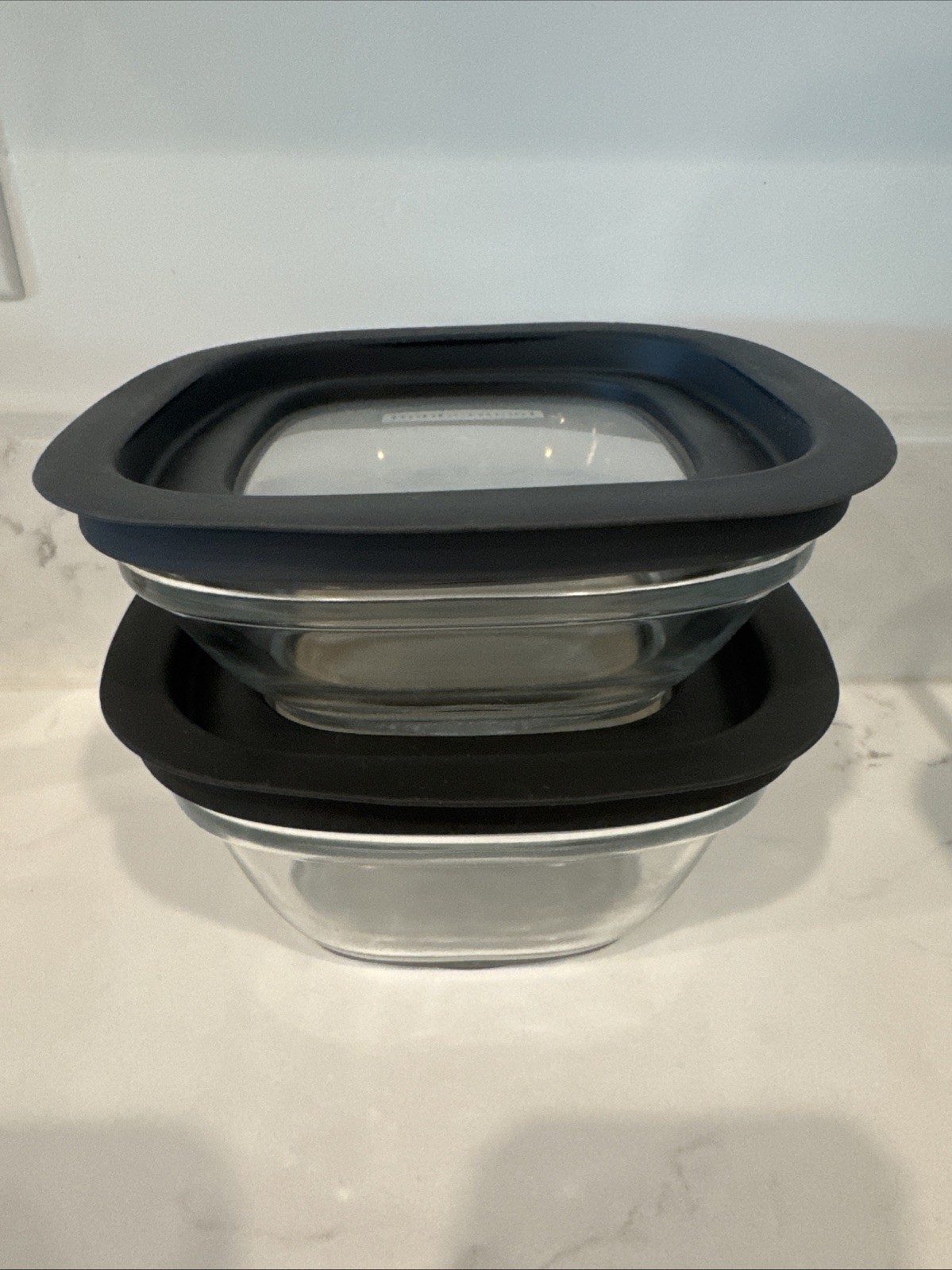 2 Rubbermaid Glass Food Storage Containers w/Lids 7N63-4 Cup and 7N62- 2.5 Cup