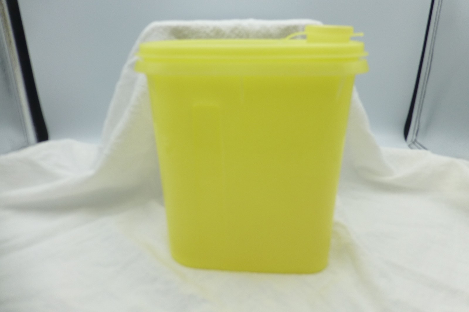Tupperware 792 Yellow 1 Quart Beverage Buddy Pitcher Container w/793 Spout B9