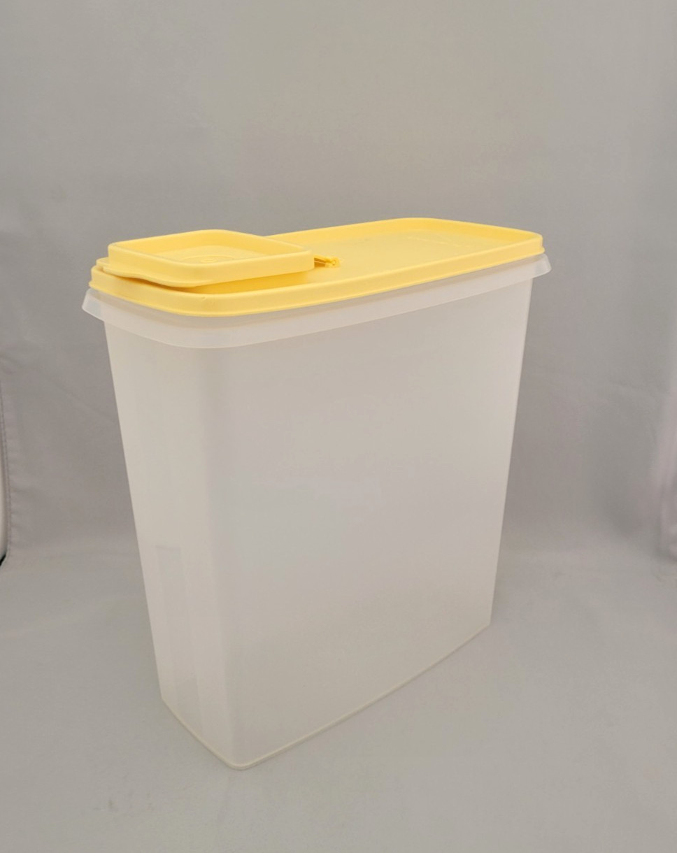 Tupperware 1588 Store & Pour 20 Cup Cereal Keeper Container Yellow Pour Lid 1589