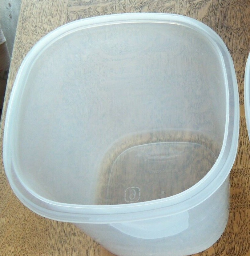 1 Rubbermaid 12 Cup /2.8 Liter Servin’ Saver #6 Square Container as is w/ scuffs