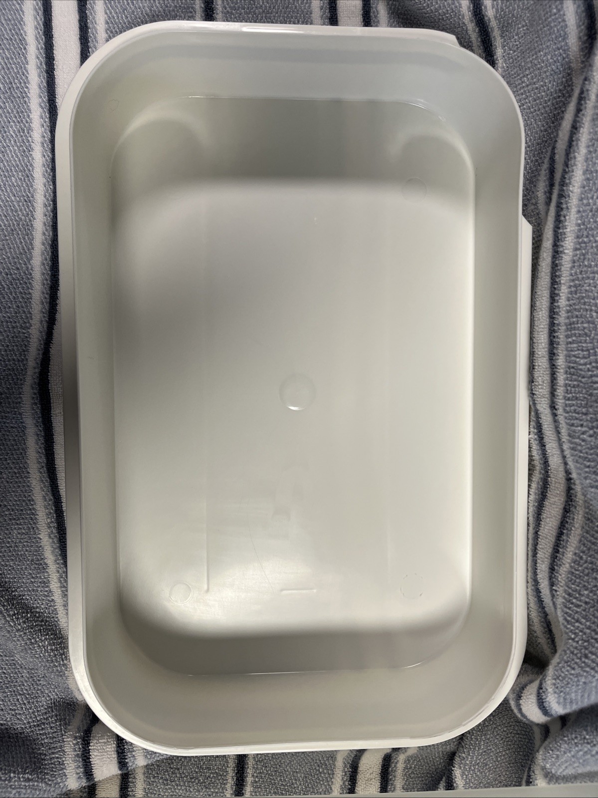(2) Pre-owned Design Iris Schwartz 16″ X 10″ X 3.5″ Plastic Container W Handles