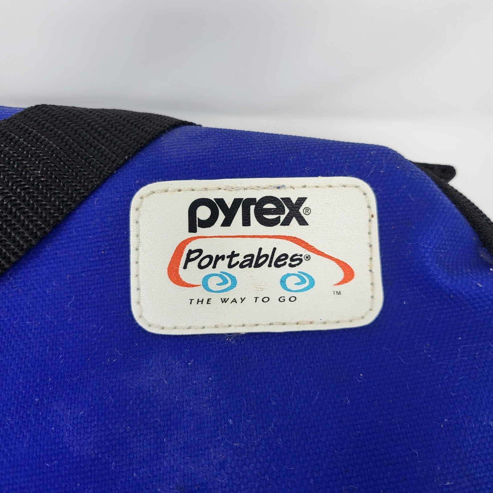 Pyrex Portables Insulated Canvas Travel Carrier Bag with 2QT Casserole Dish 702
